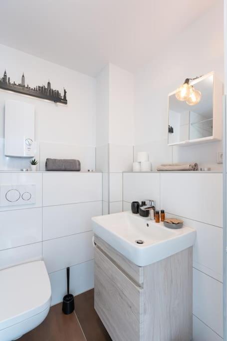 - Cozy Apartment In The Heart Of Duisburg With New York Design & Betten & Sofa - 5 Mins Central Station Hbf - Big Tv & Wifi -- Zewnętrze zdjęcie