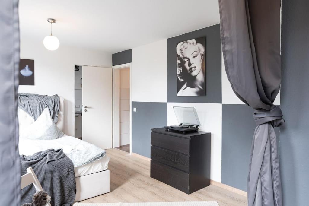 - Cozy Apartment In The Heart Of Duisburg With New York Design & Betten & Sofa - 5 Mins Central Station Hbf - Big Tv & Wifi -- Zewnętrze zdjęcie