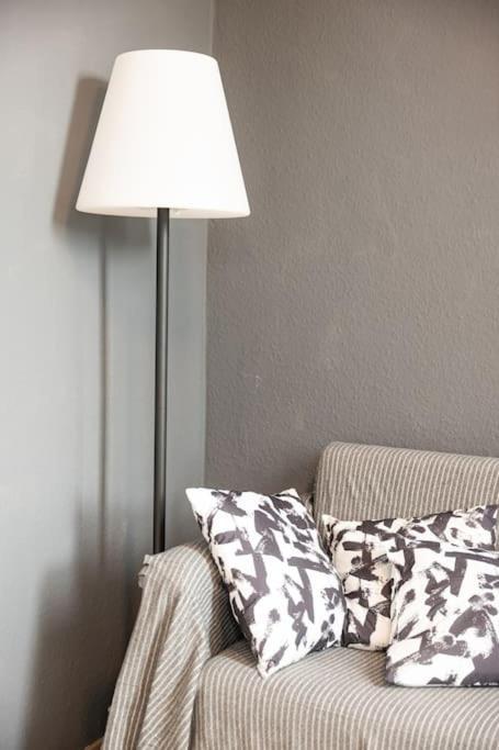- Cozy Apartment In The Heart Of Duisburg With New York Design & Betten & Sofa - 5 Mins Central Station Hbf - Big Tv & Wifi -- Zewnętrze zdjęcie